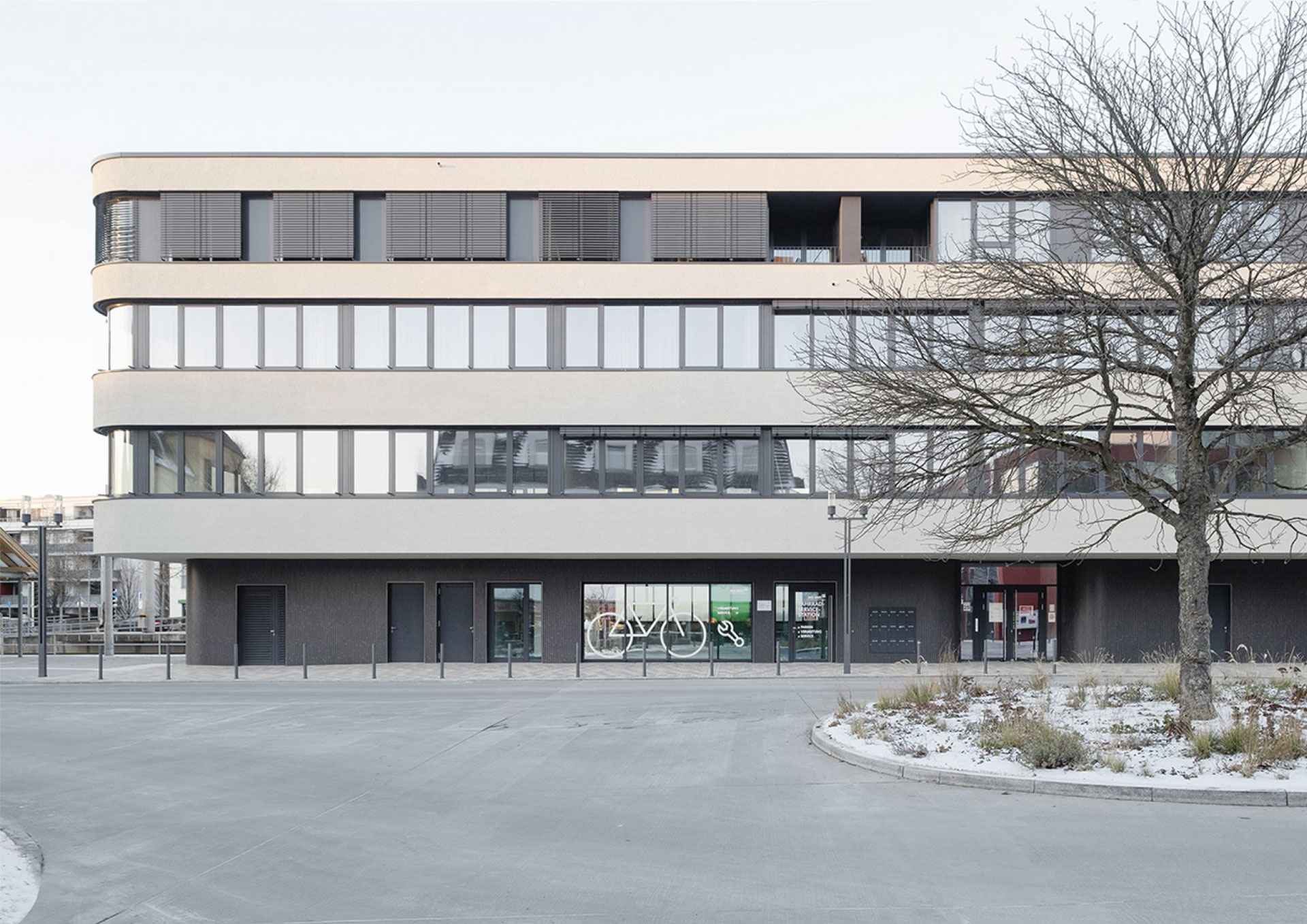 Wohn_ und Geschäftsgebäude mit Fahrradstation