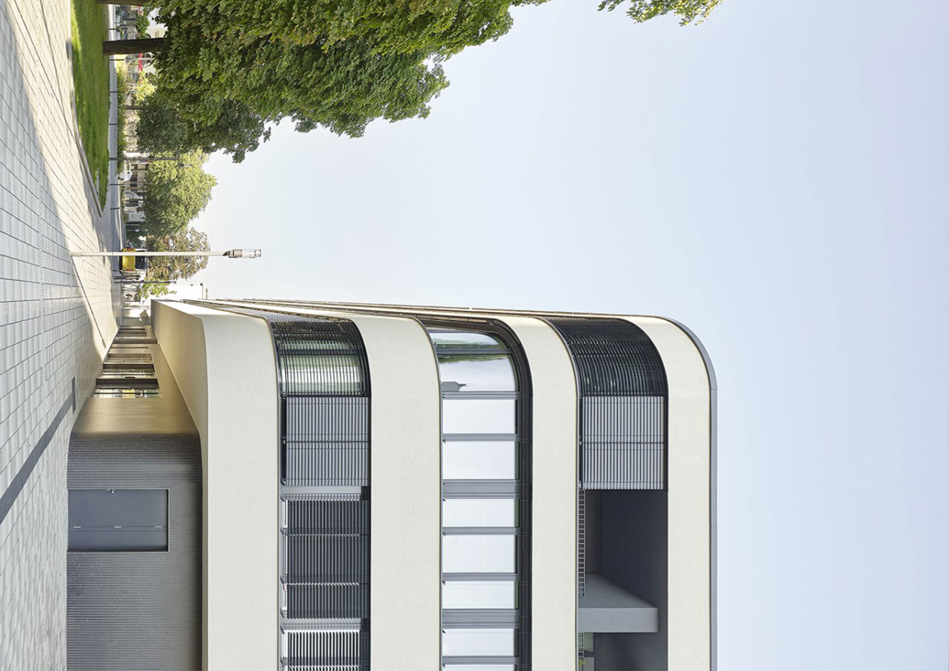 Wohn_ und Geschäftsgebäude mit Fahrradstation