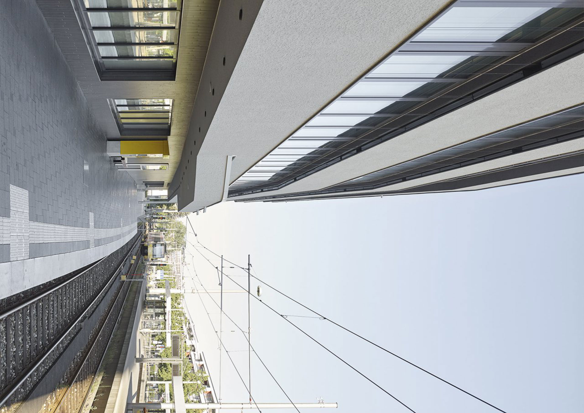 Wohn_ und Geschäftsgebäude mit Fahrradstation