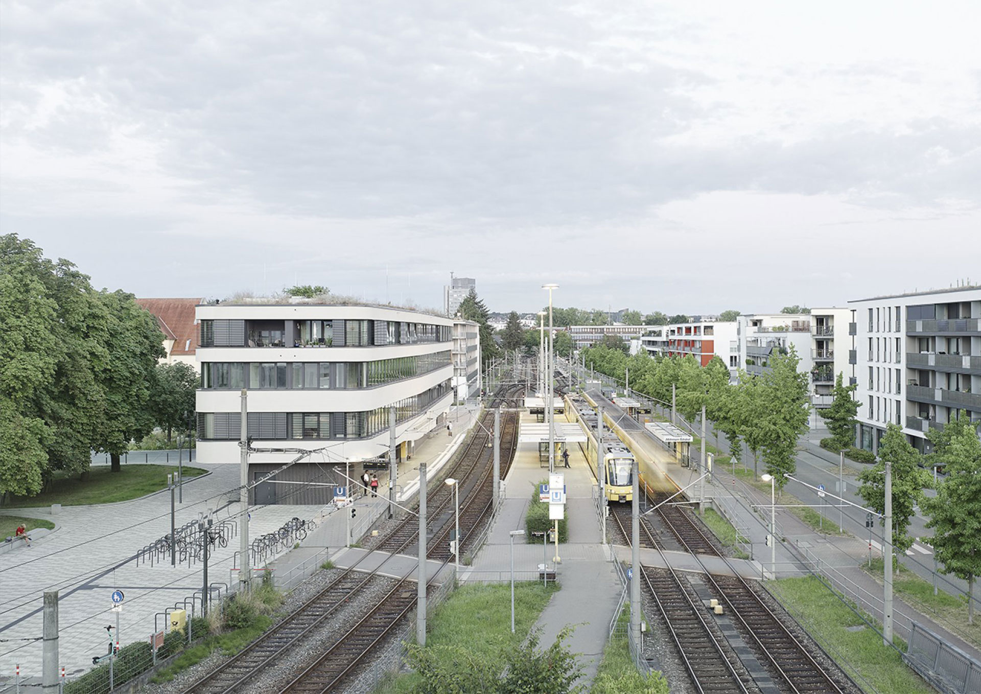 Wohn_ und Geschäftsgebäude mit Fahrradstation