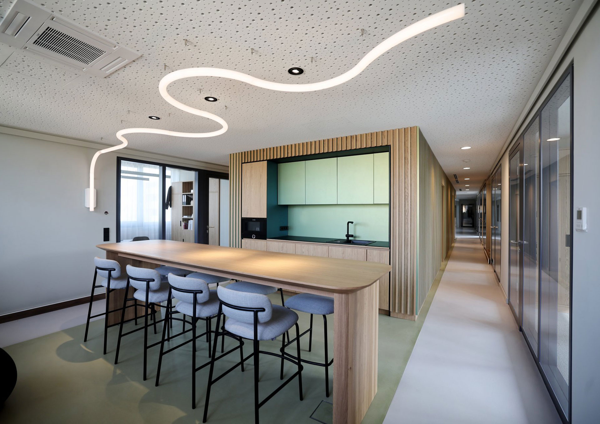 Wohn_ und Geschäftsgebäude mit Fahrradstation